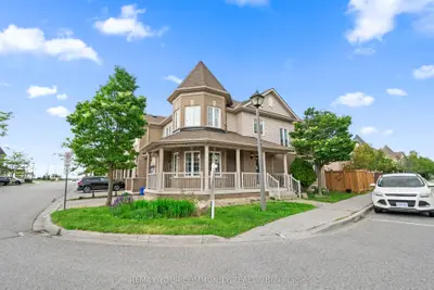 Att/Row/Townhouse in Whitby