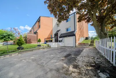 Att/Row/Townhouse in Toronto