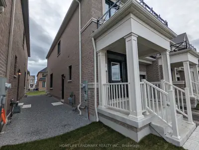 Att/Row/Townhouse in Whitby