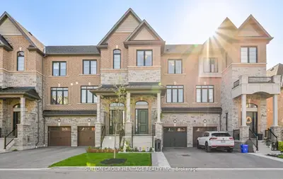 Att/Row/Townhouse in Whitby