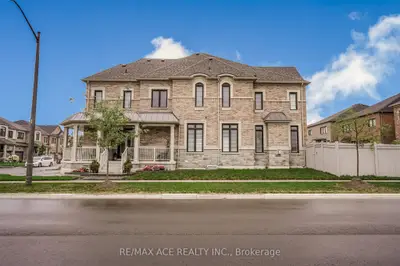 Detached in Whitby