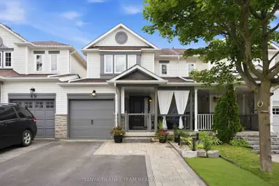 Att/Row/Townhouse in Whitby