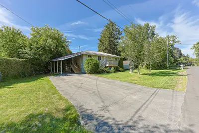 Detached in Whitby