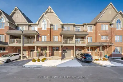 Att/Row/Townhouse in Whitby