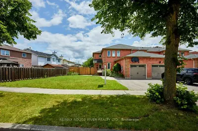 Att/Row/Townhouse in Ajax