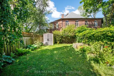18 Bellefair Avenue, Toronto, On M4l 3t8