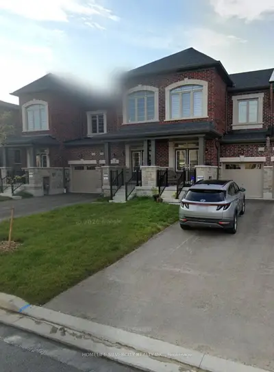 Att/Row/Townhouse in Oshawa