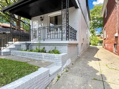 8 Harris Avenue, Toronto, On M4c 1p4