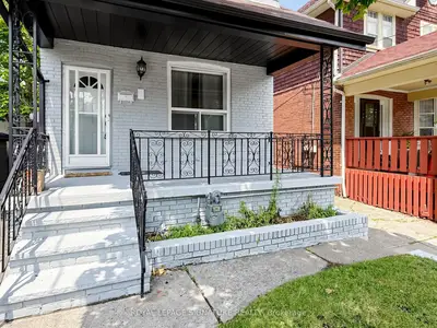 8 Harris Avenue, Toronto, On M4c 1p4