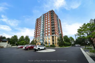 Condo Apartment in Pickering