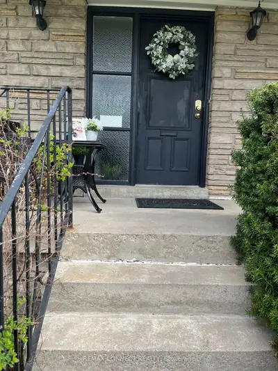 24 Lalton Place, Toronto, On M1e 1t4