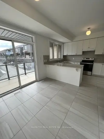 Att/Row/Townhouse in Whitby