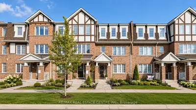 Att/Row/Townhouse in Whitby
