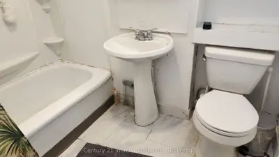 134 Simcoe Street S 2, Oshawa, On L1h 4g9