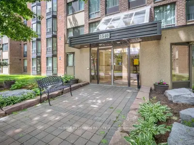 Condo Apartment in Pickering