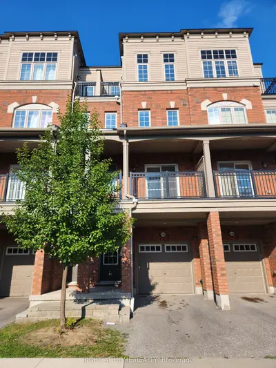 Att/Row/Townhouse in Oshawa