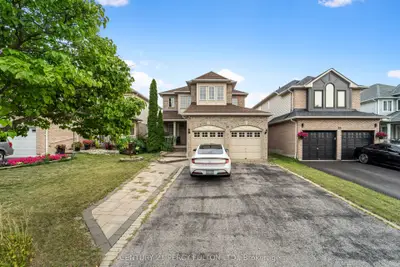 Detached in Whitby