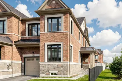 Att/Row/Townhouse in Whitby