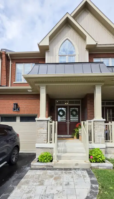Att/Row/Townhouse in Whitby