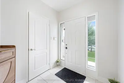 Att/Row/Townhouse in Oshawa