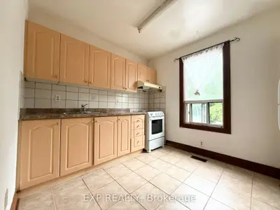 759 Gerrard Street E 2nd Fl, Toronto, On M4m 1y5