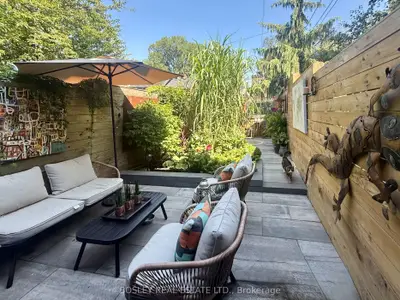 Att/Row/Townhouse in Toronto