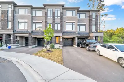 Att/Row/Townhouse in Whitby