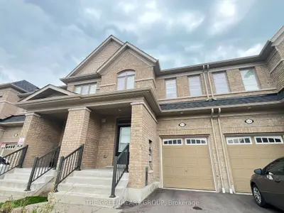 Att/Row/Townhouse in Oshawa