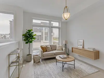 Att/Row/Townhouse in Oshawa
