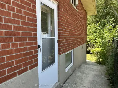 11 Alpaca Drive Lower A, Toronto, On M1j 2z8