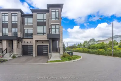 Att/Row/Townhouse in Whitby
