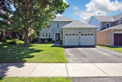 Detached in Whitby