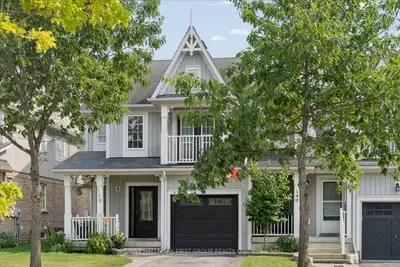 Att/Row/Townhouse in Whitby