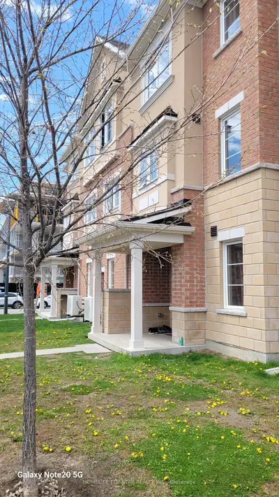 Att/Row/Townhouse in Toronto