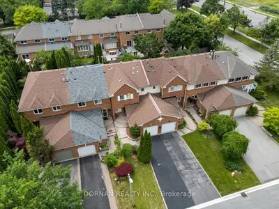 Att/Row/Townhouse in Whitby