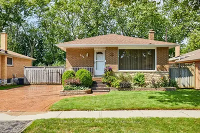 Detached in Whitby