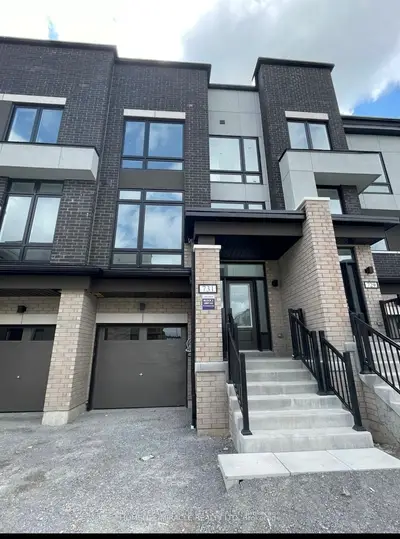 Att/Row/Townhouse in Oshawa