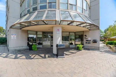 Condo Apartment in Whitby