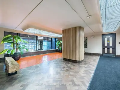 1 Massey Square 1208, Toronto, On M4c 5l4