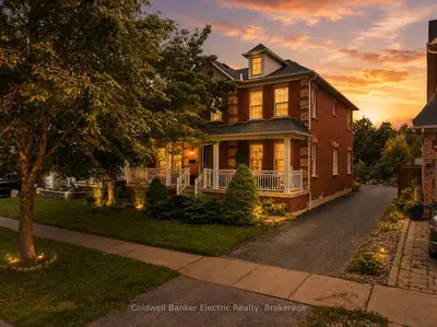 Detached in Whitby