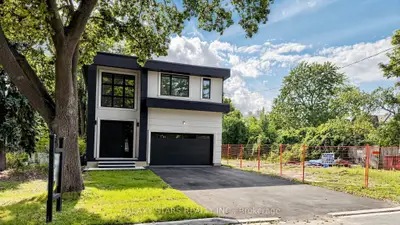 8b Lamont Avenue, Toronto, On M1s 1a9
