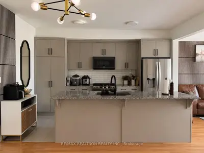 Att/Row/Townhouse in Whitby