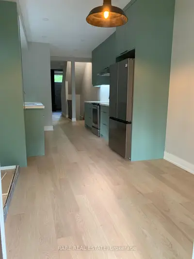 Att/Row/Townhouse in Toronto