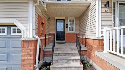 Att/Row/Townhouse in Whitby