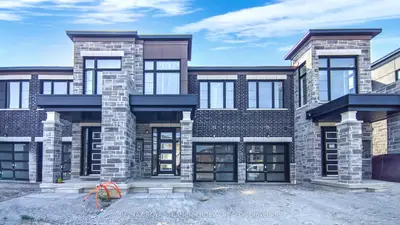 Att/Row/Townhouse in Whitby