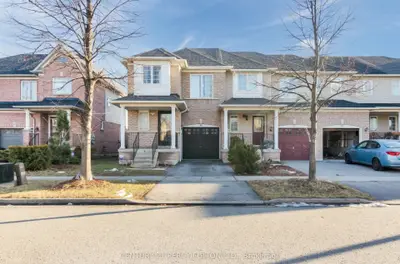 Att/Row/Townhouse in Whitby