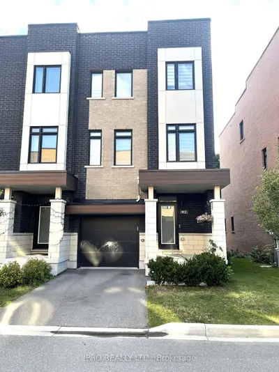 Att/Row/Townhouse in Oshawa
