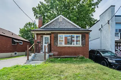 2935 St Clair Avenue E, Toronto, On M4b 1n9