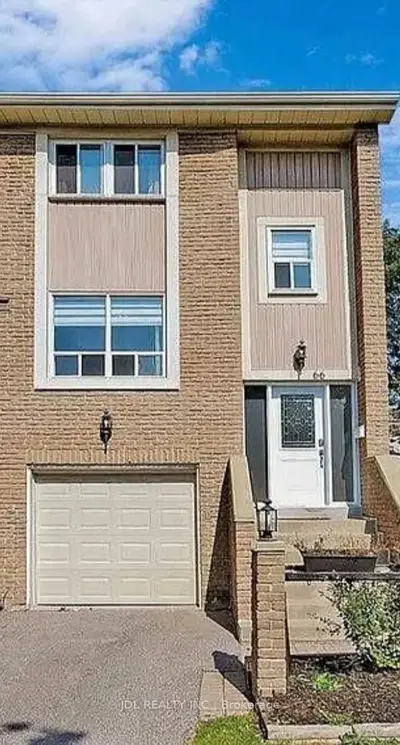 Att/Row/Townhouse in Toronto
