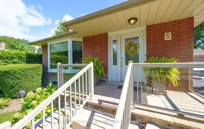 5 Manorwood Road, Toronto, On M1p 4g6